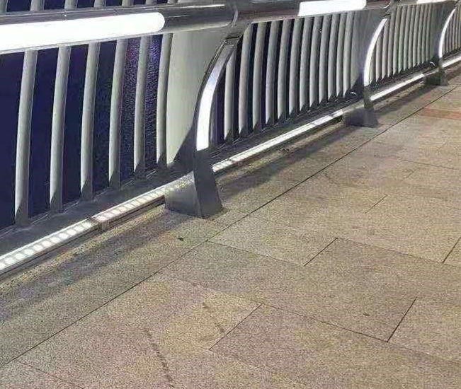 【护栏防撞护栏立柱细节展示】专注细节更放心