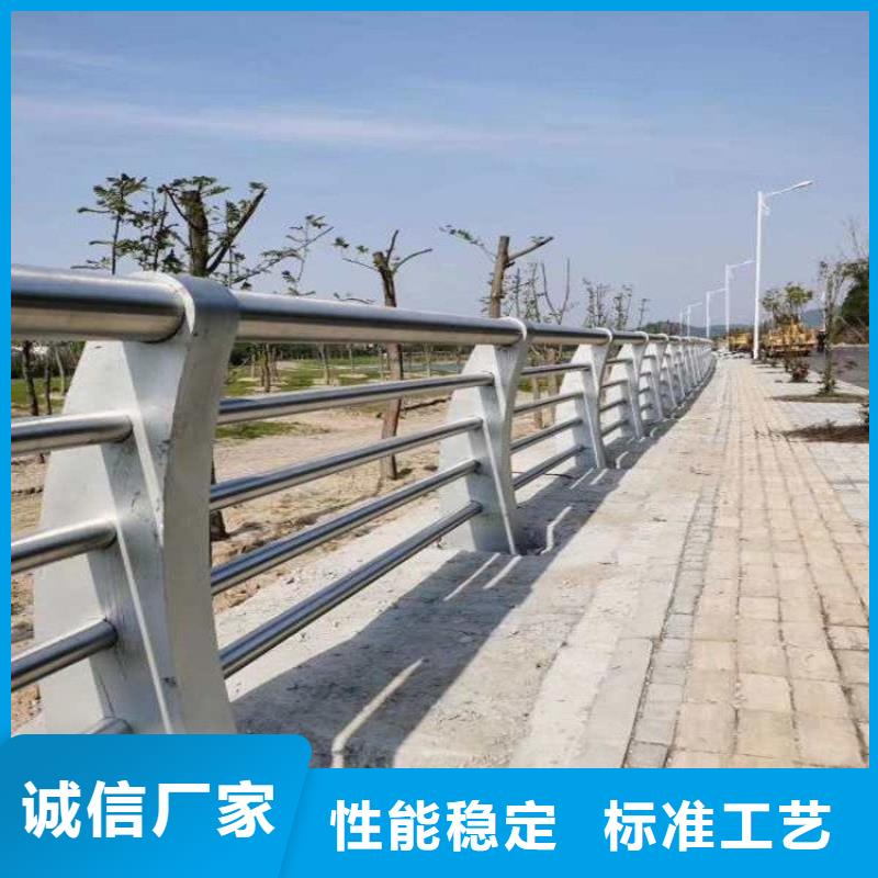 防撞护栏厂家地址异形钢板立柱定做用品质赢得客户信赖